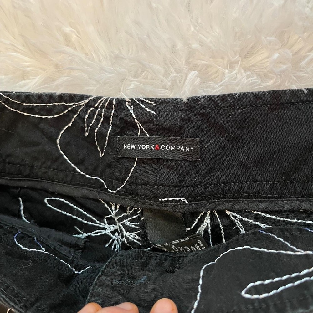🍟Y2K Black & White Floral Embroidered Capri Cargo Pants Size 8 - Picture 3 of 8